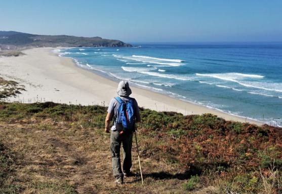 Hiker in Praia do Rostro